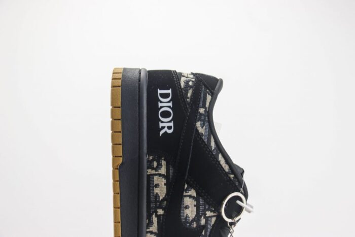 NIKE SB DUNK x DIOR - Image 3