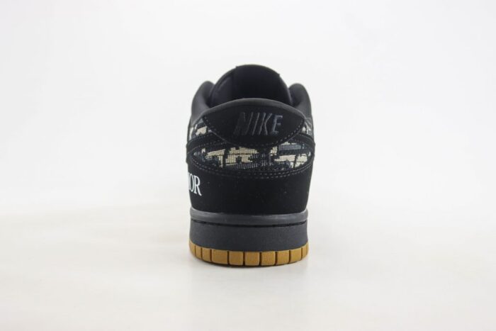 NIKE SB DUNK x DIOR - Image 4