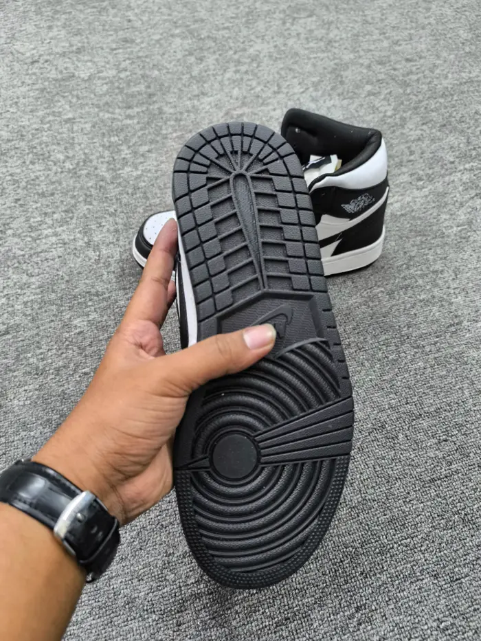 Nike Air Jordan 1 Retro High OG [OEM] - Image 2