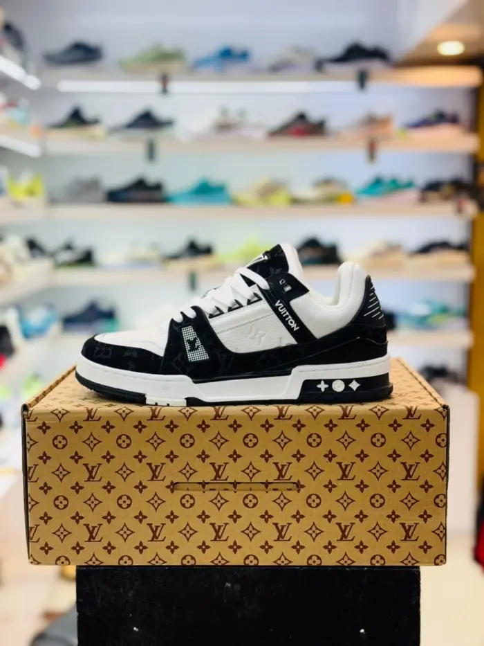 Louis Vuitton Sneaker Black [1:1] - Image 2